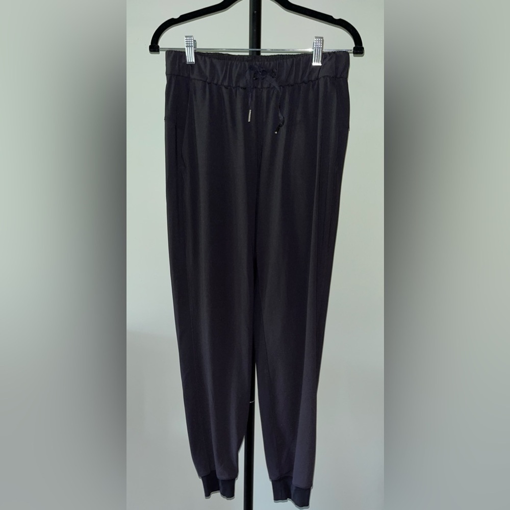 Lululemon On the Fly Jogger *Luxtreme
Black | size 6